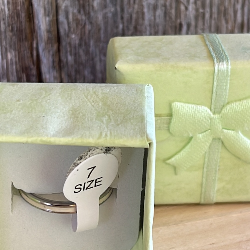 NWT size 7 White and Silver Ring in Lime Green Gift Box 💍